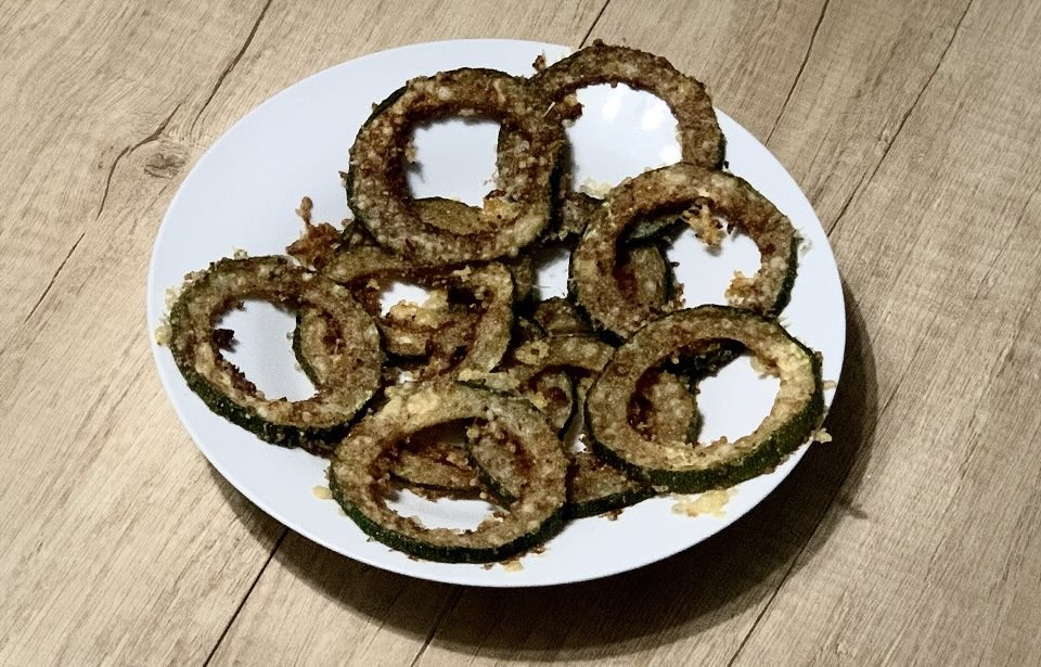 Chrumkavé cuketové krúžky s parmezánom