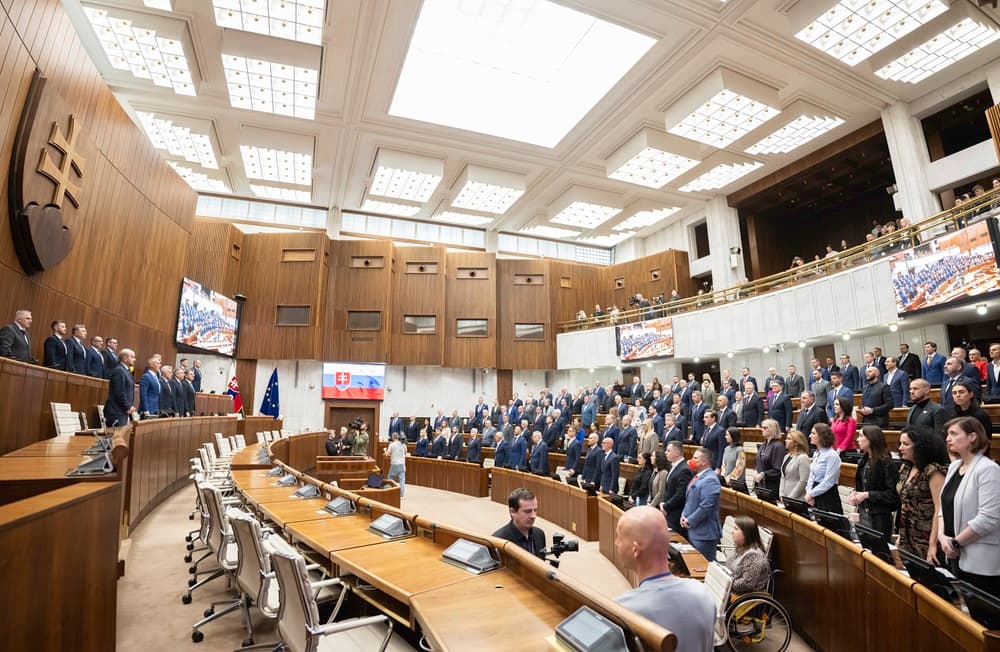 Cigaretový salónik áno, detský kútik nie. Slovenský parlament je druhý najhorší v EÚ