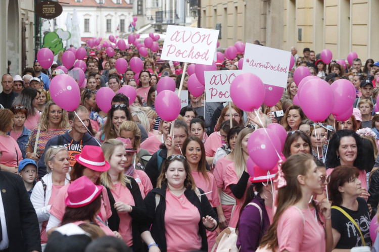 Kozmetický gigant Avon vyhlásil bankrot. Na Slovensku je predaj cez Avon Lady stále obľúbený