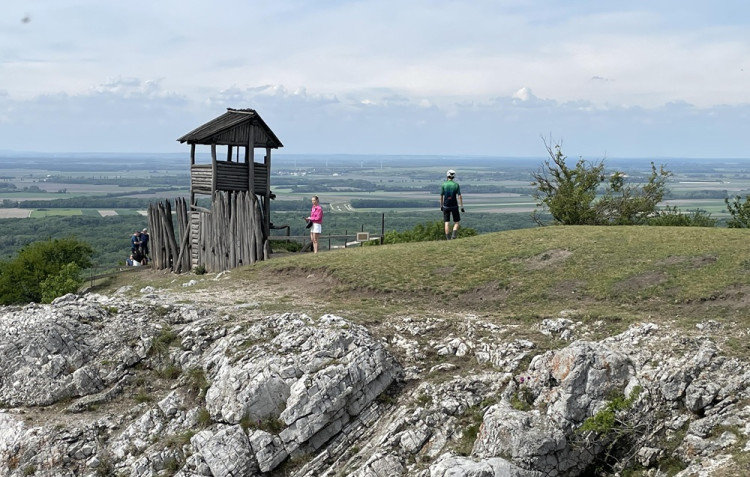Cyklotrasa Bratislava - Hainburg. Urobte si piknik na vrchu Braunsberg, čaká vás nádherný výhľad