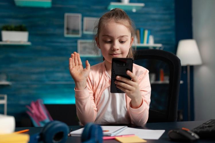 Množia sa premyslené útoky cez telefóny. Ako varovať deti?