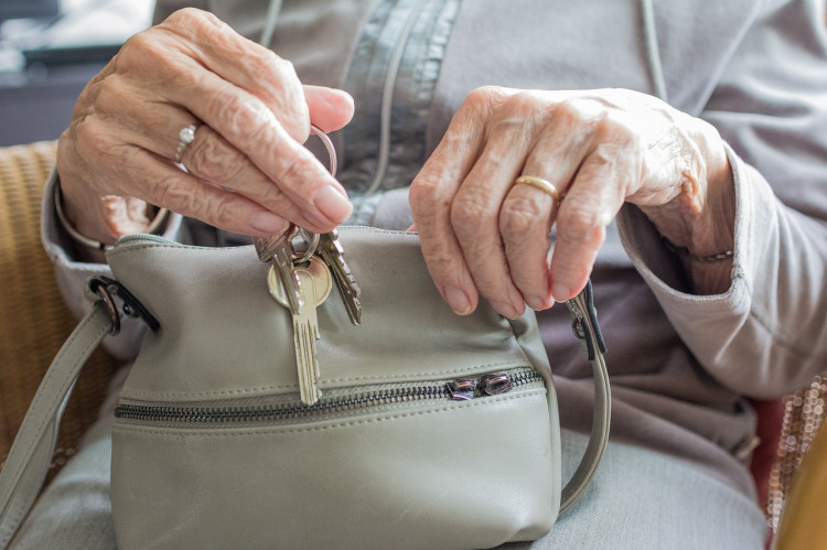 Zvýšená kriminalita proti seniorom, ako sa chrániť pred podvodníkmi