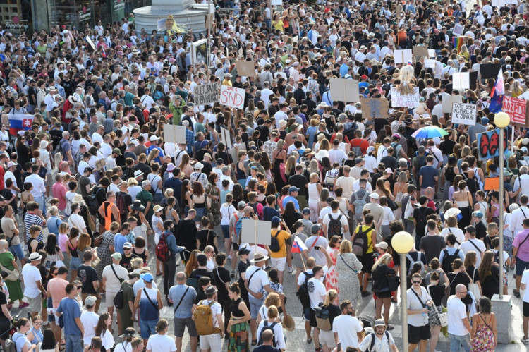 Na dva protesty proti ministerke Šimkovičovej prišlo v horúčavách 27-tisíc ľudí