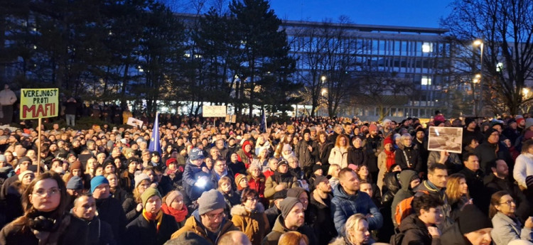 Davy na masových protestoch v slovenských mestách vyzvali premiéra Fica, aby odstúpil