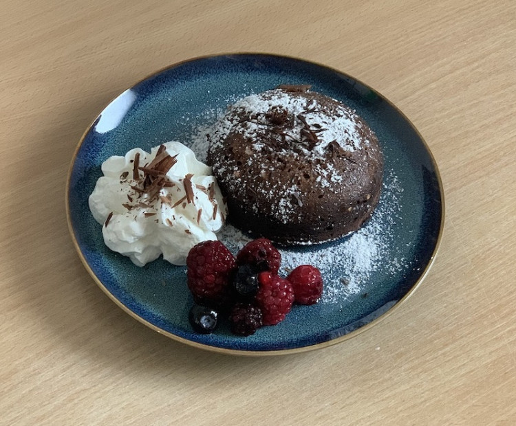 Čokoládový mug cake z ovsených vločiek - rýchly, hrnčekový